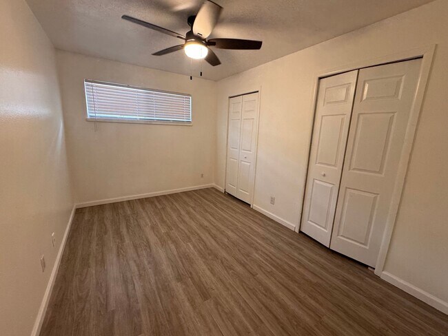Building Photo - 9400 Candelaria Rd NE