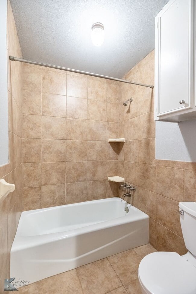 Building Photo - Cul-de-Sac 3/2/2; NEW INTERIOR PAINT DEC 2025; NEW CARPET DEC 2025!