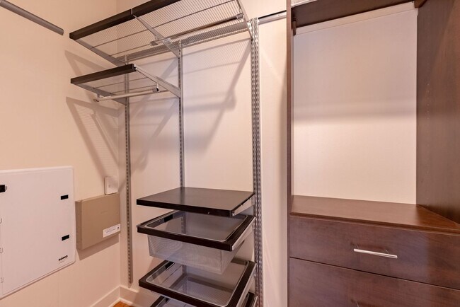 Building Photo - Beautiful South Lamar 2 bed 2 bath Condo!