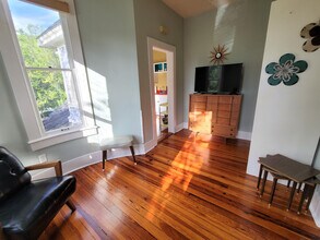 Building Photo - 205 SE 7th St