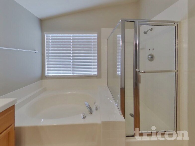 Building Photo - 9221 Valador Ave