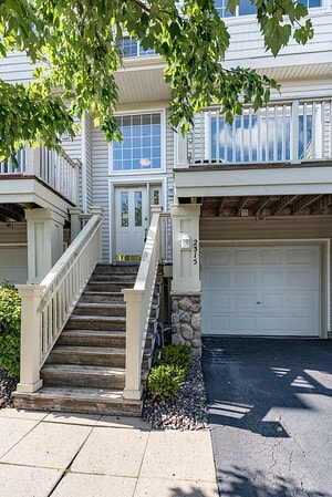 Building Photo - Like New 2 Bed/2 Bath Townhome With Amenit...