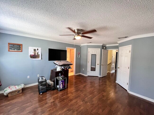 Building Photo - 221 Twin Lakes Ln