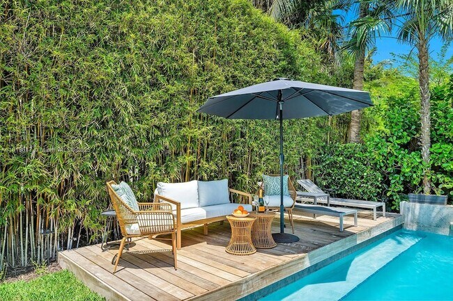 Building Photo - 5915 La Gorce Dr