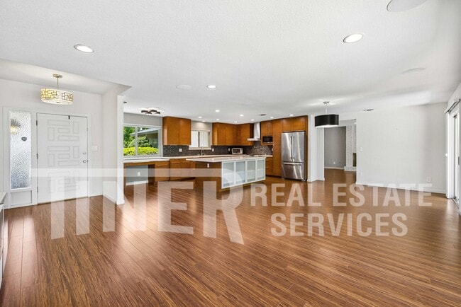 Building Photo - 5541 Ivanhoe Way