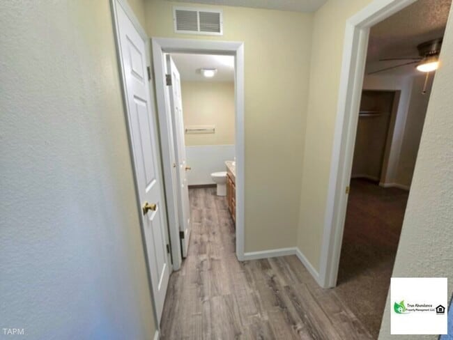 Building Photo - Stunning Remodeled One Bedroom Apt!