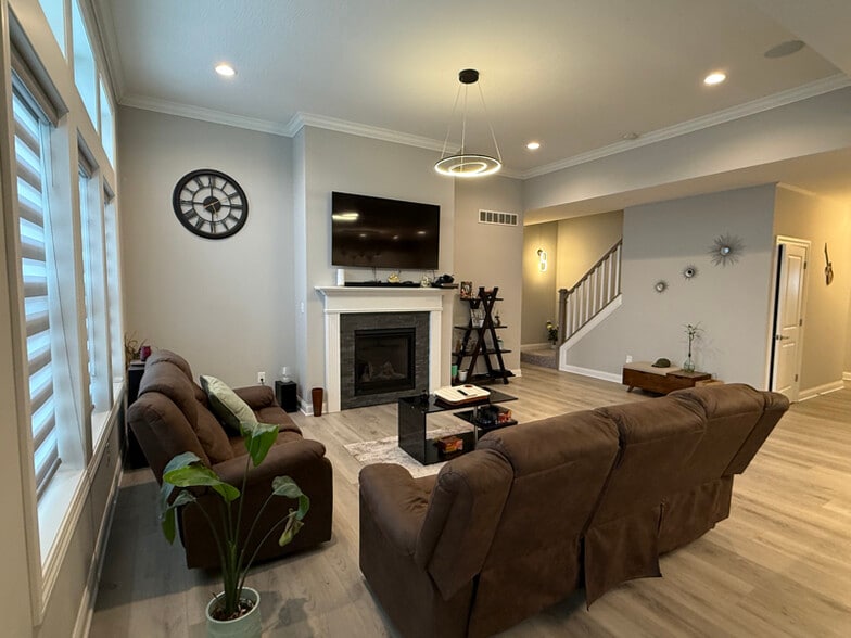 Building Photo - 391 Village Ln