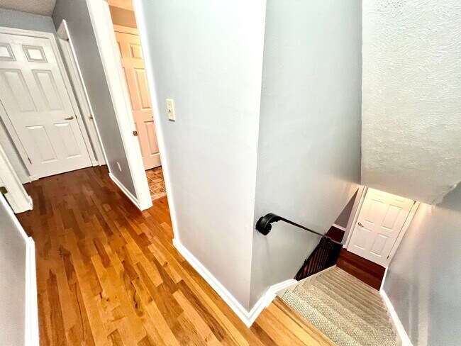 Building Photo - Sewickley Heights - Gorgeous Townhouse - 3...
