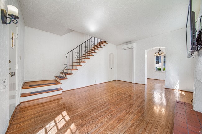 Building Photo - 81 N Catalina Ave