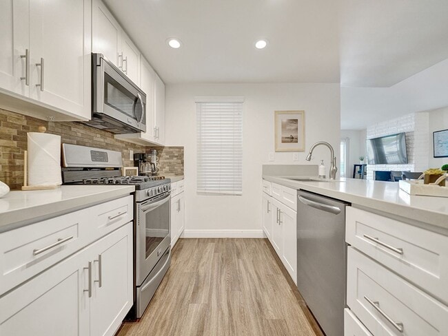 Building Photo - 7405 Seashore Dr