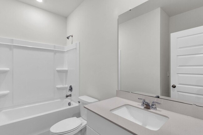 Building Photo - ***FREE DECEMBER RENT*** AND APPLICATION FEES WAIVED UPON APPROVAL!!! Dog friendly home!