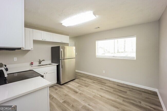 Building Photo - 8143 Huntington Dr