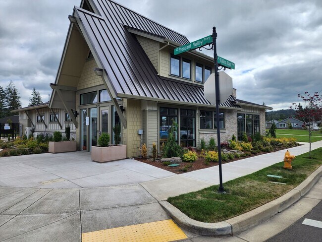 Building Photo - 3 bedroom Townhouse with Pool Access and Expansive Recreational Facilities