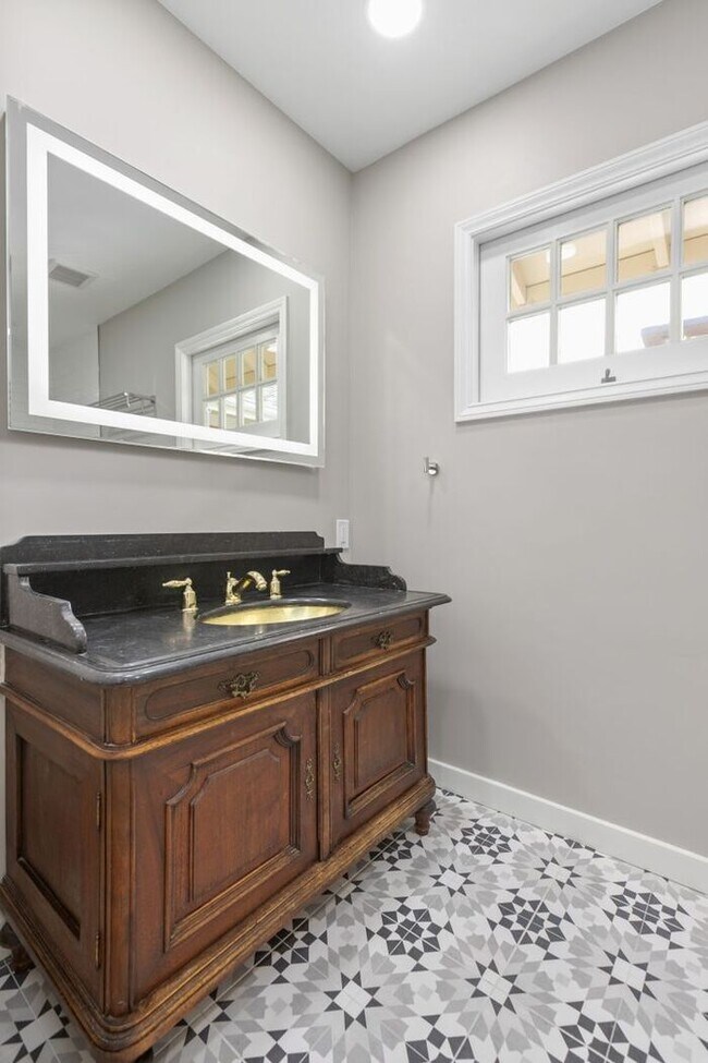 Building Photo - Sunny Air Conditioned Mercer Island Charmer!