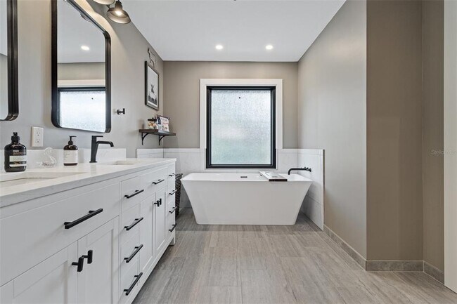 Building Photo - 10911 Victoria Arbor Way