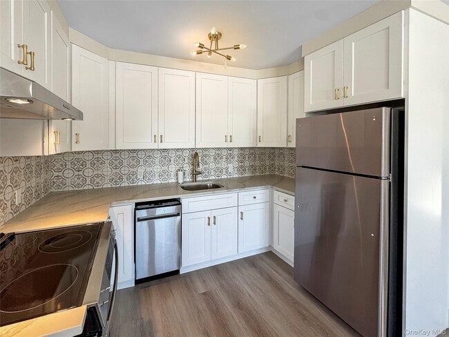 Building Photo - 110 Jericho Tpke