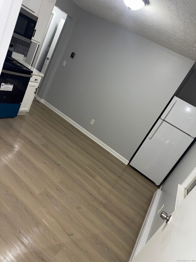 Building Photo - 641 Middletown Ave