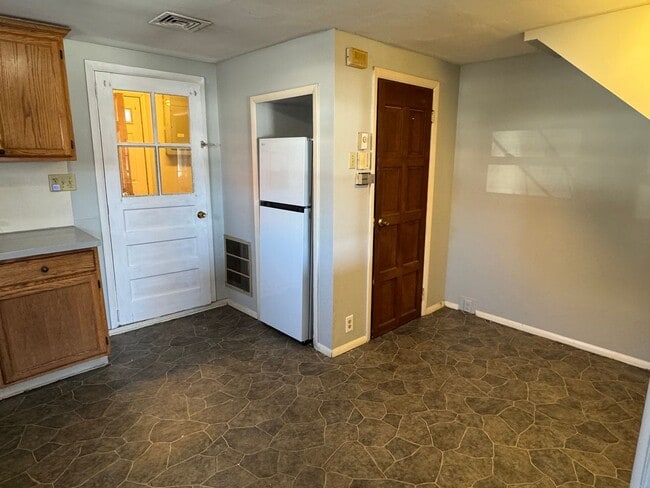 Building Photo - 2 Bedroom, 1 Bathroom House in Lancaster