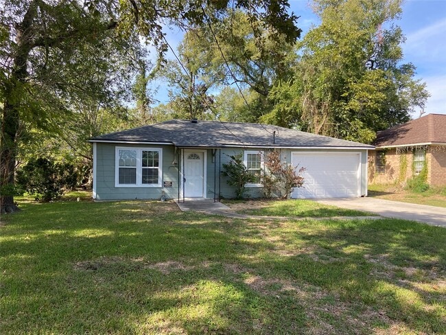 Primary Photo - 2103 Holly Dr