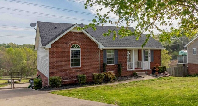 Building Photo - 3 bedroom Dog Friendly Home For Rent with Swimming Pool!