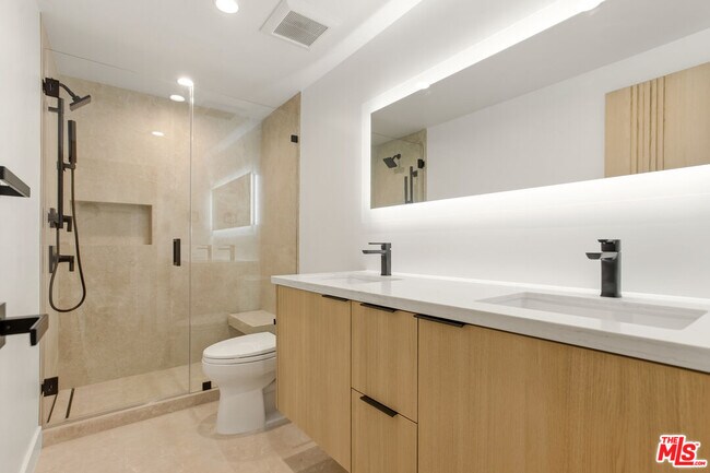 Building Photo - 8787 Shoreham Dr