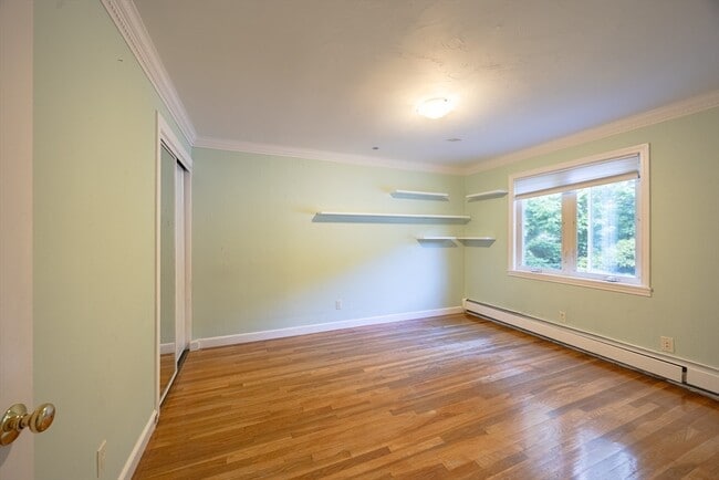 Building Photo - 6 Peachtree Ln