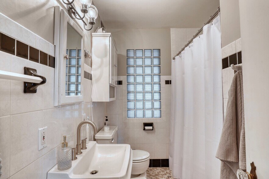 Building Photo - 6132 W Wells St