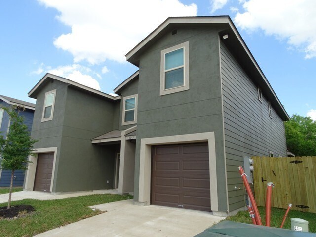 Building Photo - 7042 Lakeview Dr.