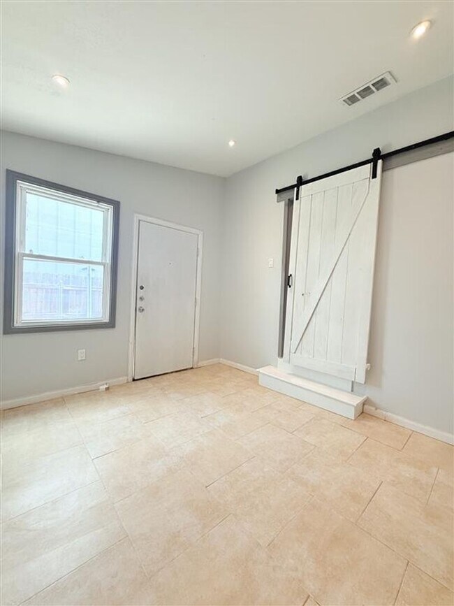 Building Photo - 941-941 Bayonne St