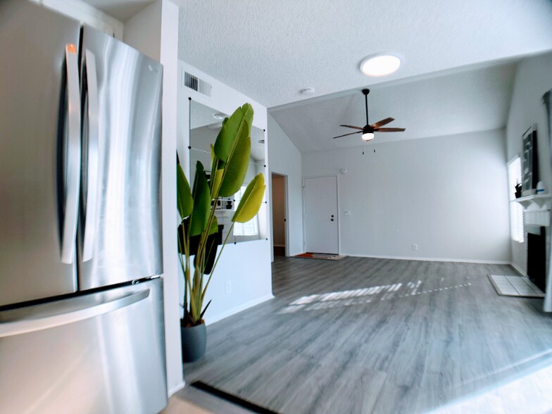 Building Photo - 22725 Lakeway Dr