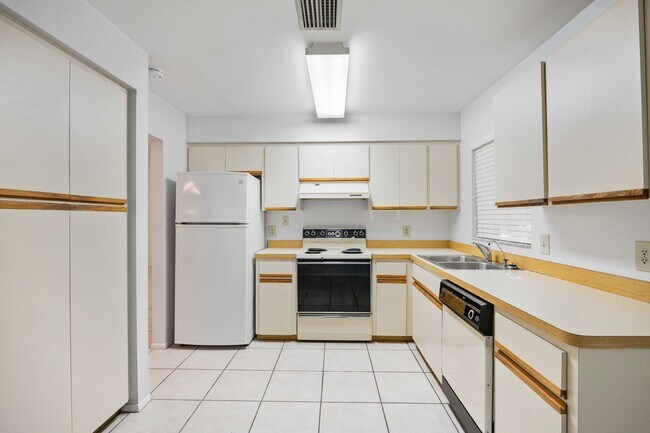 Building Photo - Beautiful Must See!! 3/2 Plus Sunroom & Garage!!  Gated Community!!