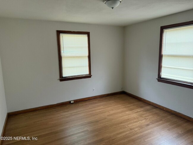 Building Photo - 947 Glencarin St