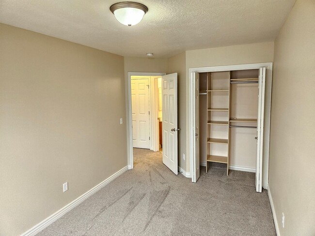 Building Photo - New Carpet & Paint 3 Bd 2.5 Ba Townhome In...