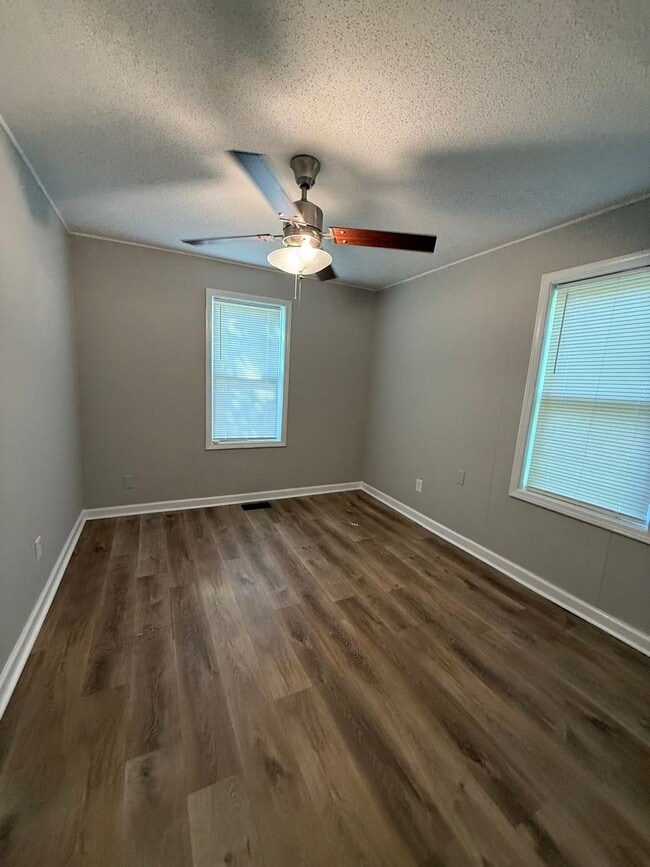 Building Photo - 2 bedroom 1 bath single family home