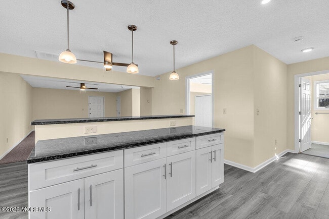 Building Photo - 290 N Main St