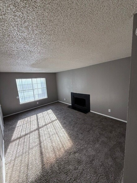 Building Photo - 1901 Lakeview Cir