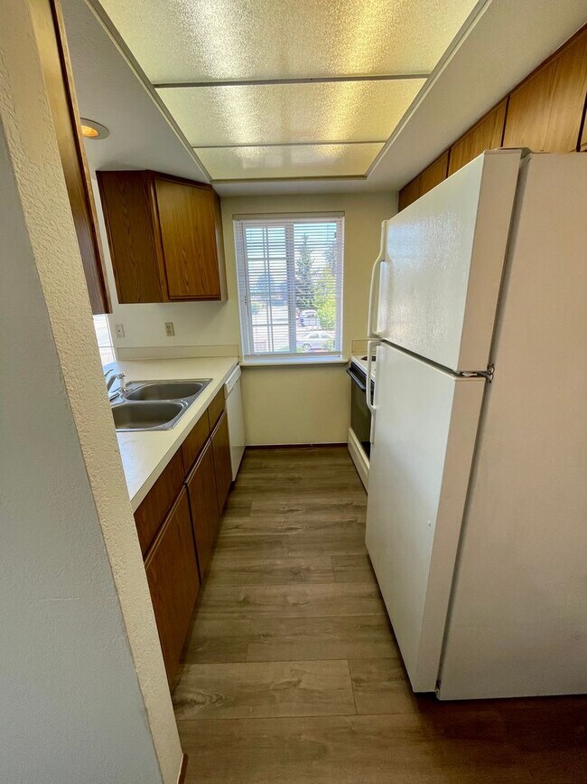Building Photo - Adorable Top Unit Located in Ferndale
