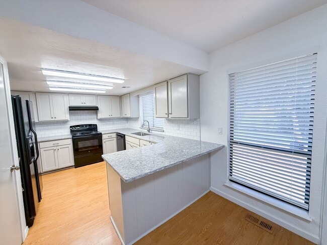 Building Photo - Beautifully Updated 4 Bedroom 2 Bathroom i...