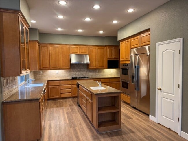 Building Photo - Gorgeous 5 bedroom + office, 4.5 bath Alam...