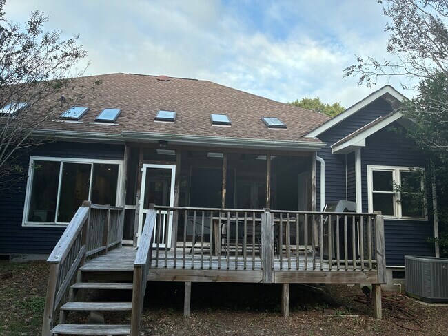 Building Photo - 427 Lakeview Dr