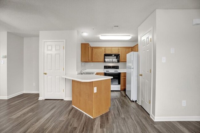 Building Photo - LEASING NOW!! Renovated 1 Bed, 1 Bath Town...