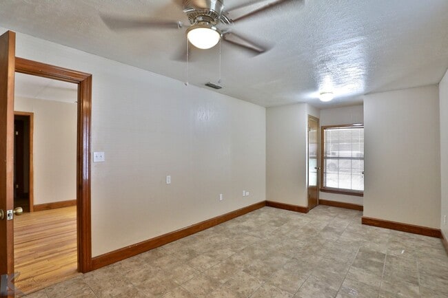 Building Photo - 3 bed 2 bath 2 car carport home in south A...