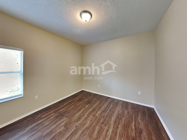 Building Photo - 823 Springwood Cir