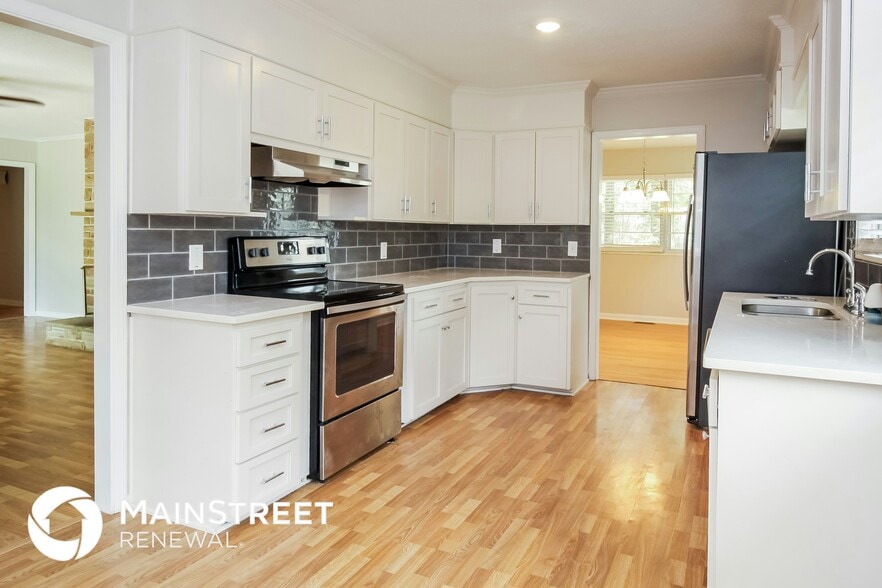 Building Photo - 2025 Rockwood Ln