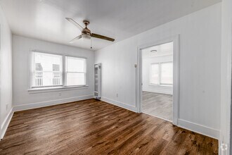 Interior Photo - 5139 Melrose Avenue