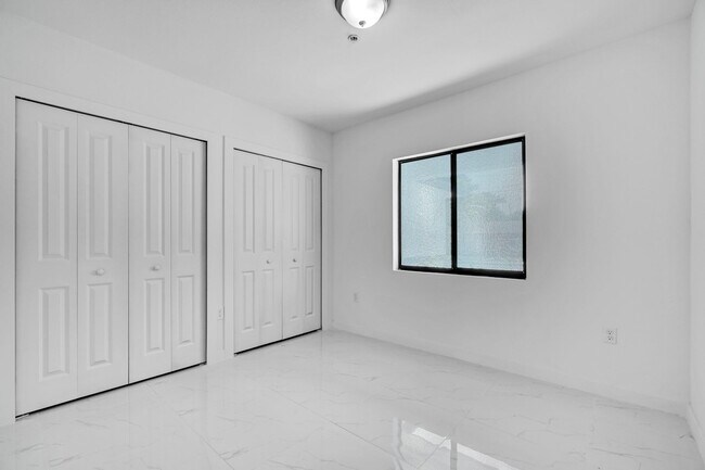 Building Photo - Goulds 4 Bed Triplex