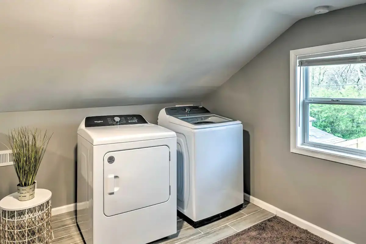 Washer & Dryer In Unit - 2460 Bond St