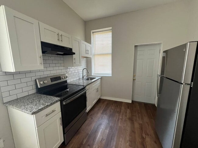 Building Photo - "Charming 4-Bed Duplex in St. Louis City 2nd Floor with Granite Countertops & Gleaming Hardwood F...