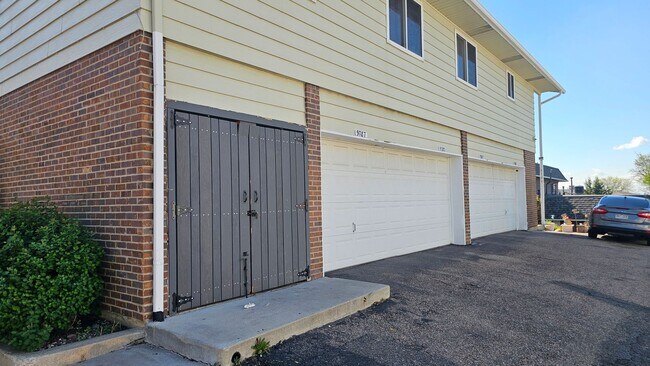 Building Photo - Condo with Garage, Private Patio & Unfinished Basement