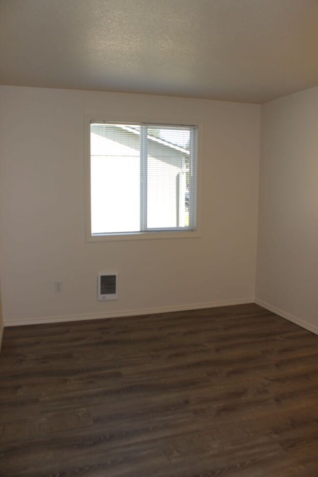 Building Photo - 4 bedroom, 2 bath home near Intel in Hillsboro